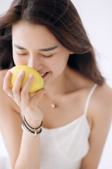美女抓奶抖胸视频